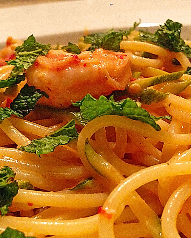 Spaghetti mit Garnelen, Zucchini und Minze