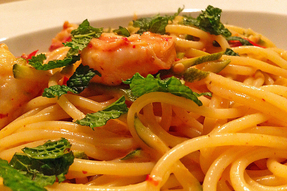 Spaghetti mit Garnelen, Zucchini und Minze