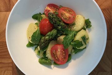 Spargel-Kartoffel-Salat mit Rucola und Tomaten