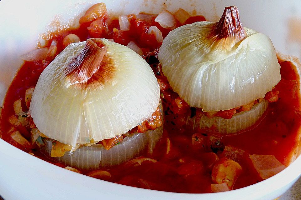 Gefüllte Zwiebeln mit 'Mützchen' in Tomatensauce