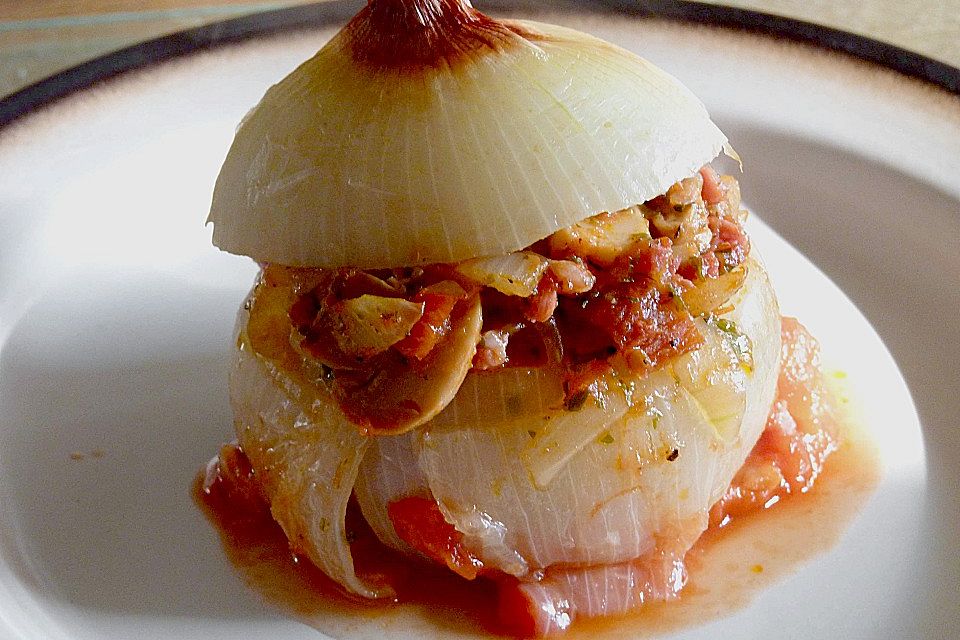 Gefüllte Zwiebeln mit 'Mützchen' in Tomatensauce