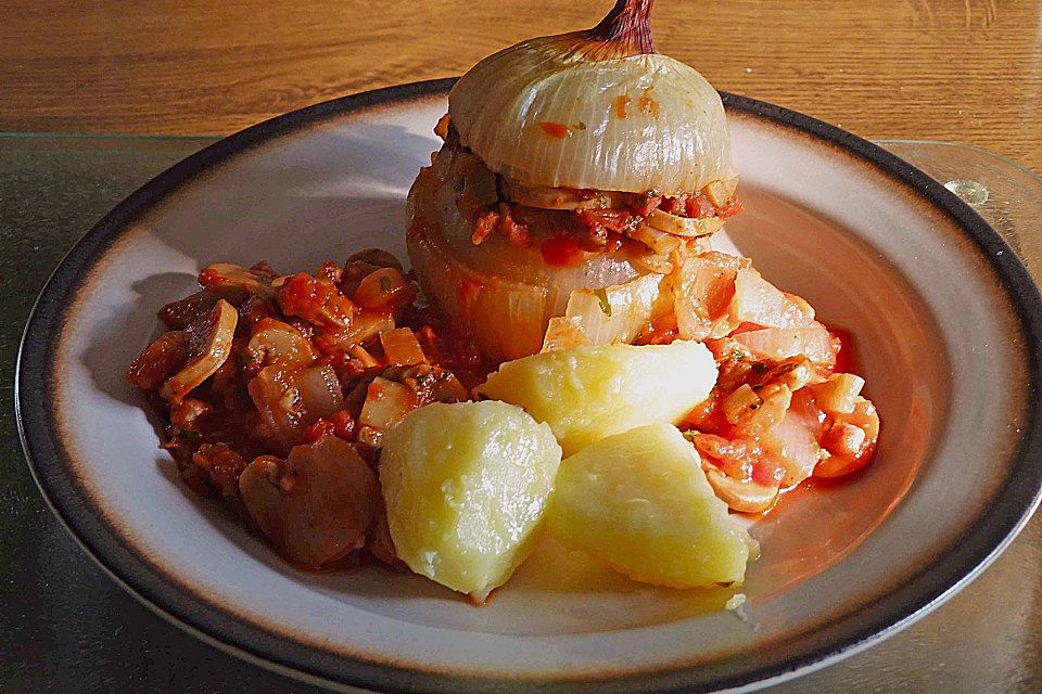 Gefüllte Zwiebeln mit 'Mützchen' in Tomatensauce