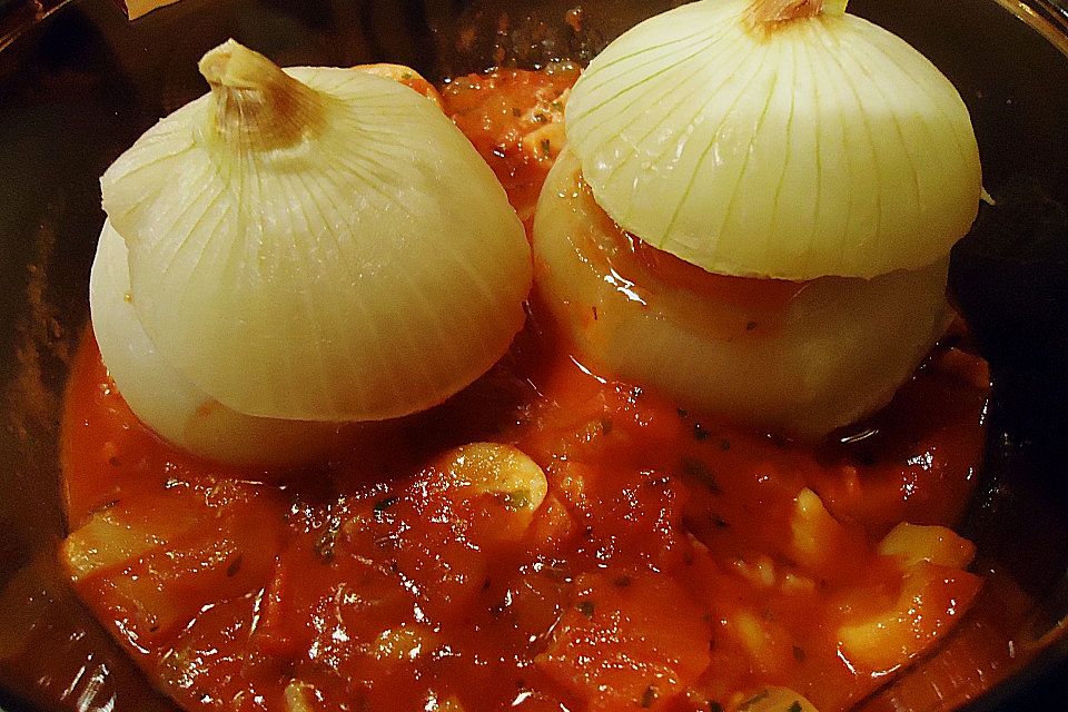 Gefüllte Zwiebeln mit 'Mützchen' in Tomatensauce