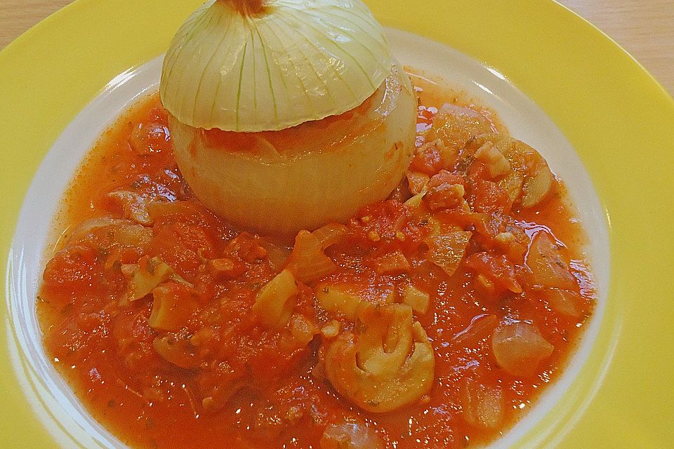 Gefüllte Zwiebeln mit 'Mützchen' in Tomatensauce