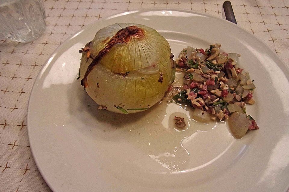 Gefüllte Zwiebeln mit 'Mützchen' in Tomatensauce