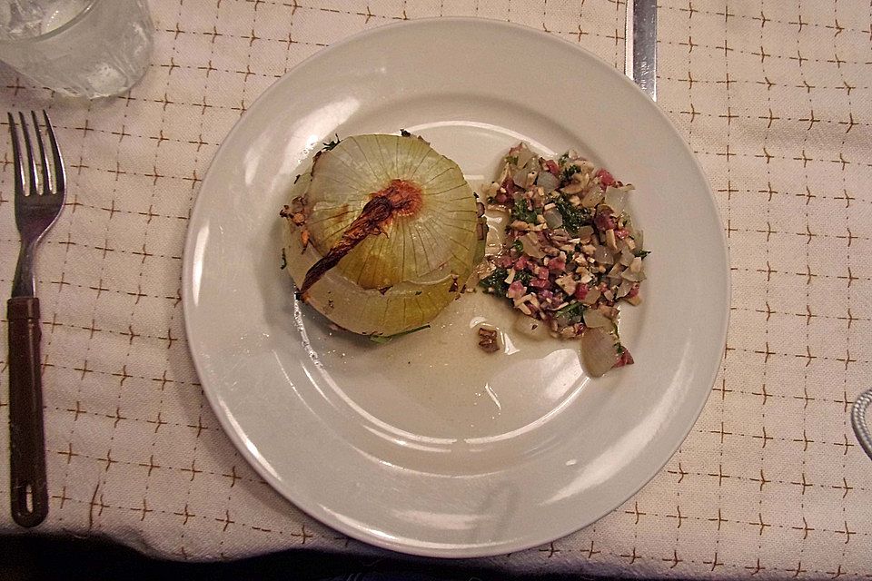 Gefüllte Zwiebeln mit 'Mützchen' in Tomatensauce