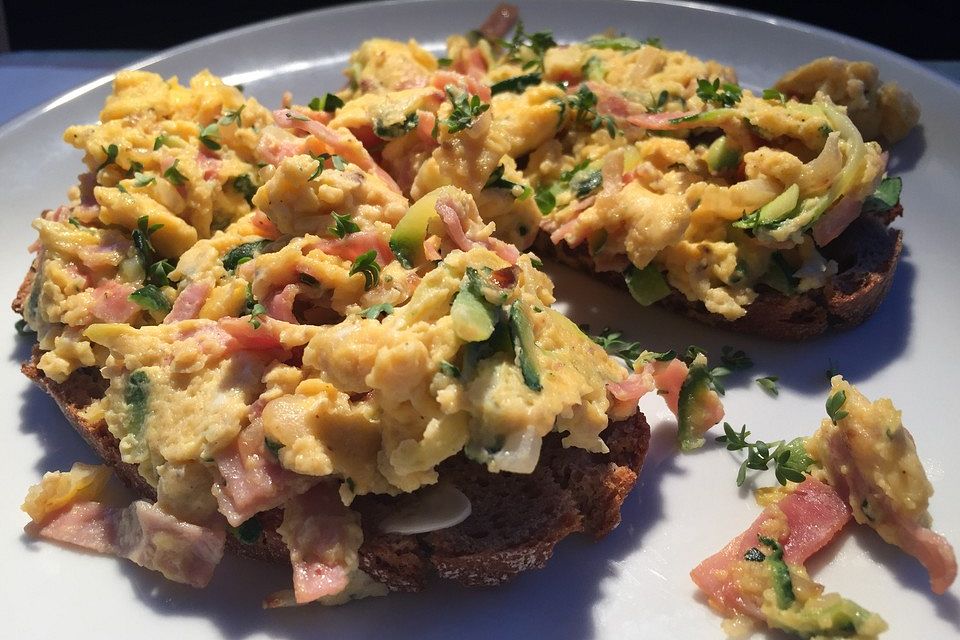 Zucchini-Schinken-Rührei auf Brot