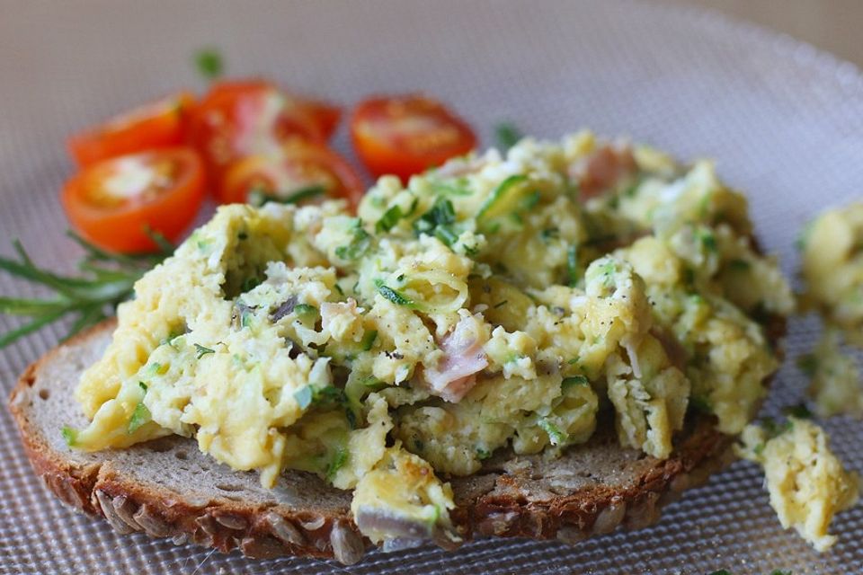 Zucchini-Schinken-Rührei auf Brot