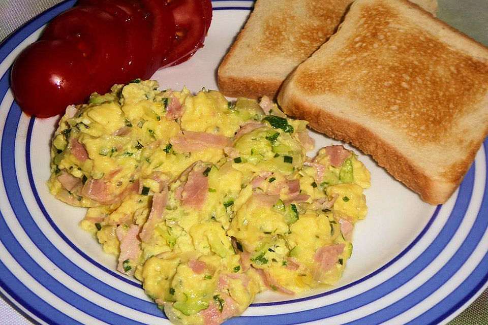 Zucchini-Schinken-Rührei auf Brot