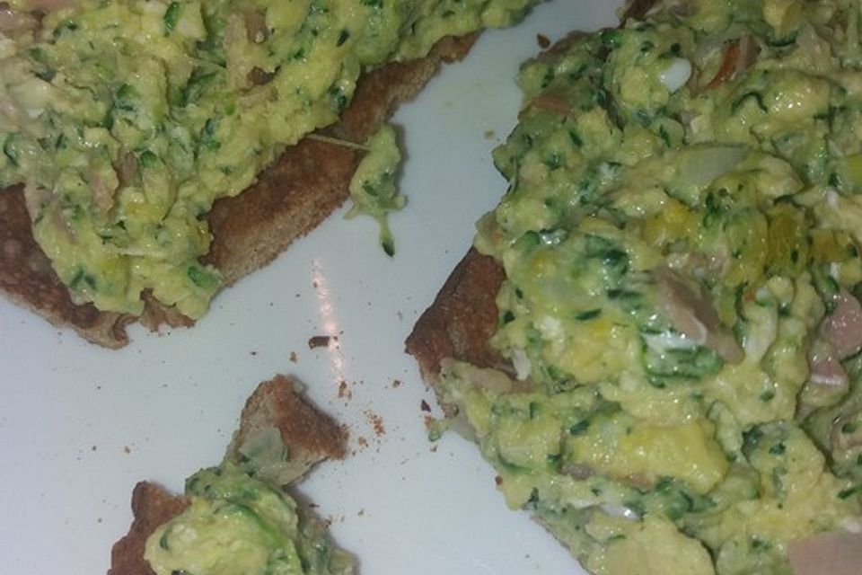 Zucchini-Schinken-Rührei auf Brot