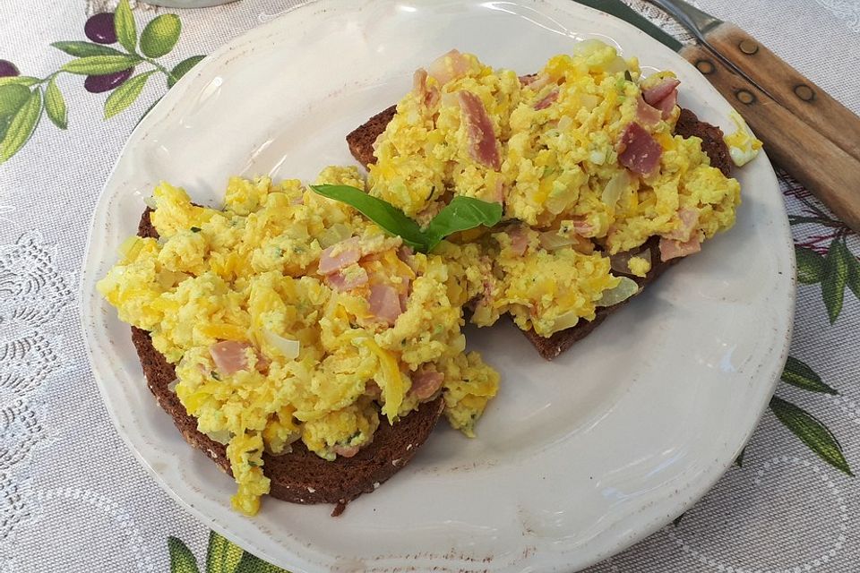 Zucchini-Schinken-Rührei auf Brot