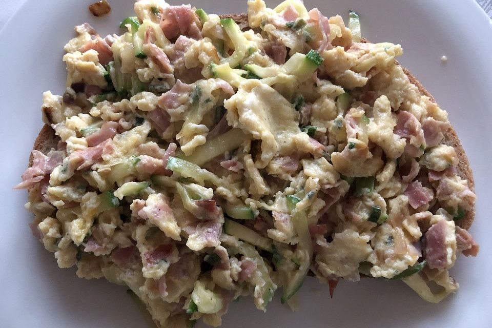 Zucchini-Schinken-Rührei auf Brot