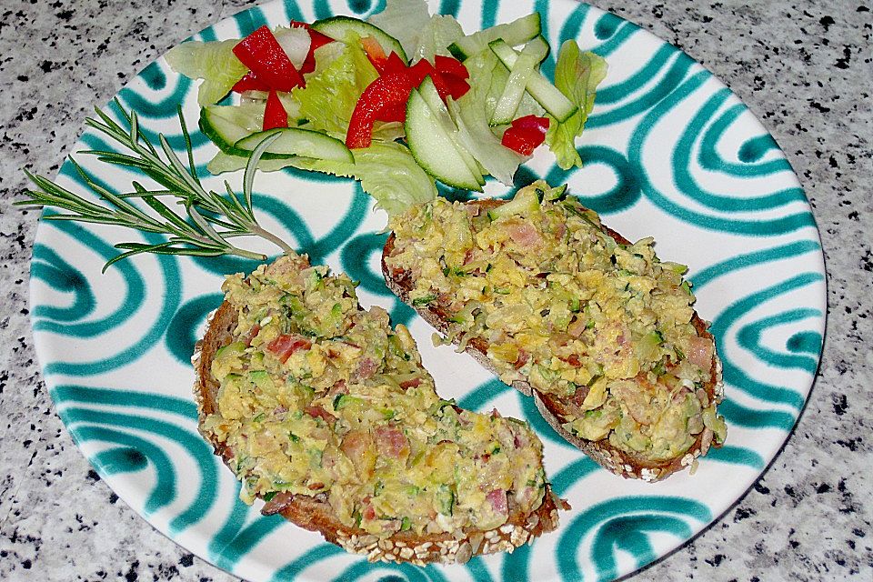 Zucchini-Schinken-Rührei auf Brot