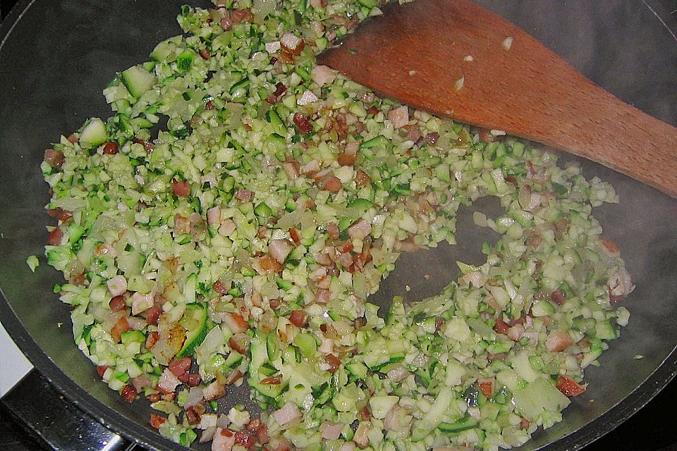 Zucchini-Schinken-Rührei auf Brot