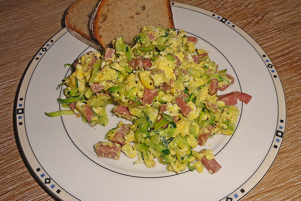 Zucchini-Schinken-Rührei auf Brot