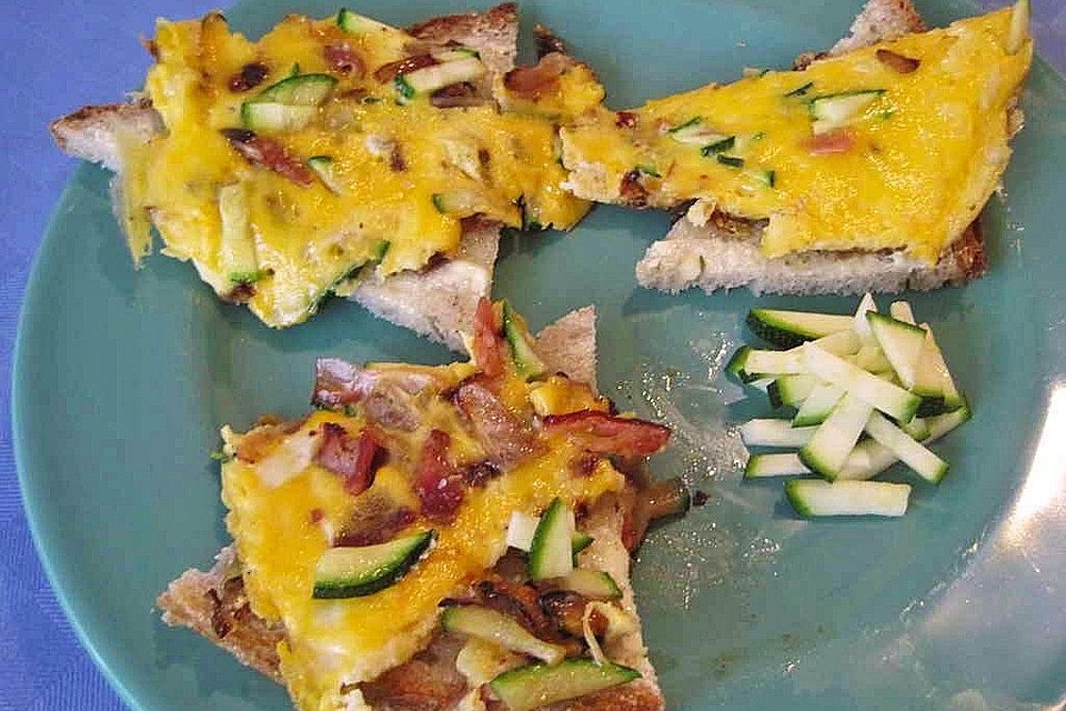 Zucchini-Schinken-Rührei auf Brot