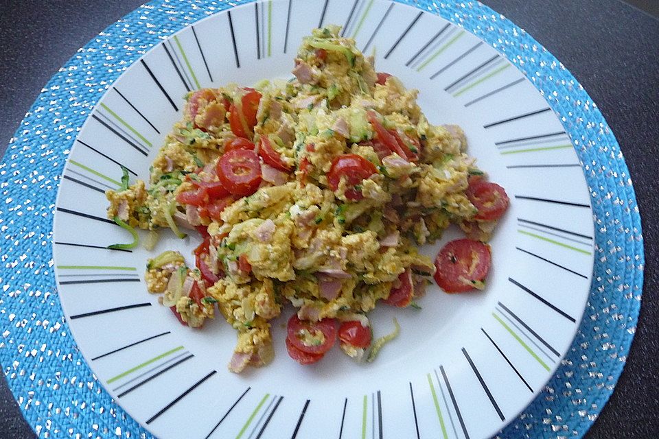 Zucchini-Schinken-Rührei auf Brot