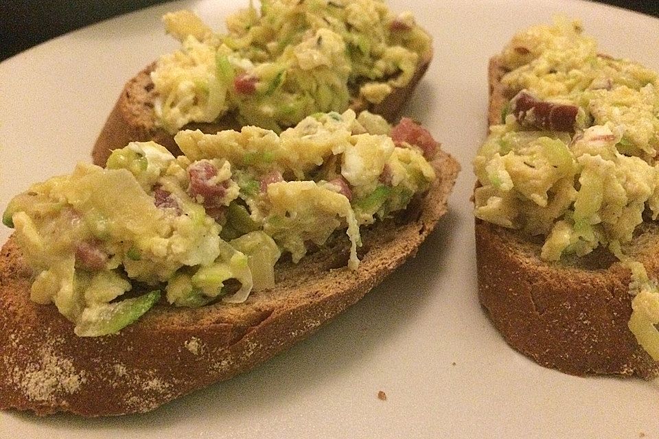 Zucchini-Schinken-Rührei auf Brot