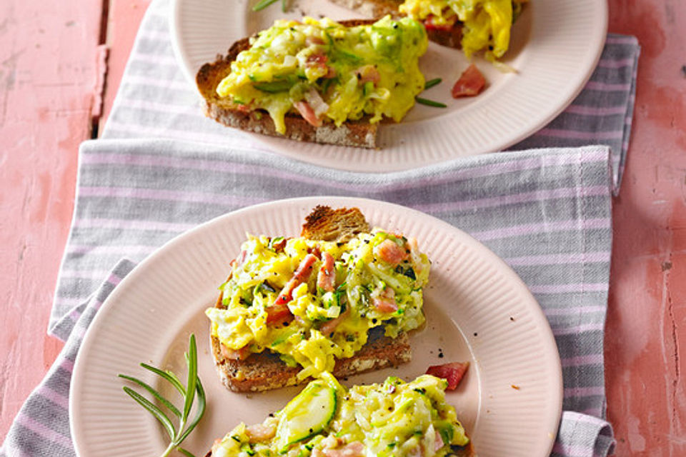 Zucchini-Schinken-Rührei auf Brot