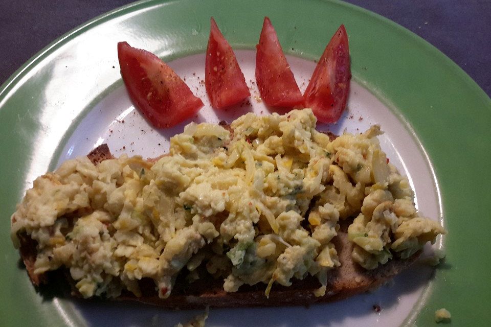 Zucchini-Schinken-Rührei auf Brot