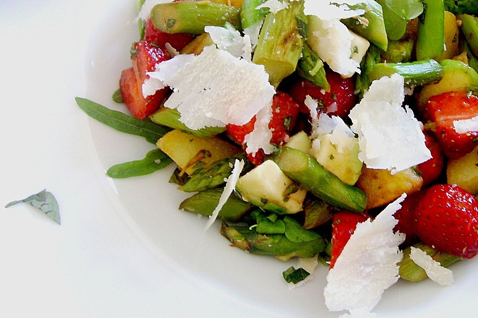 Bratkartoffelsalat mit Avocado und grünem Spargel in Orangen-Balsamico-Dressing