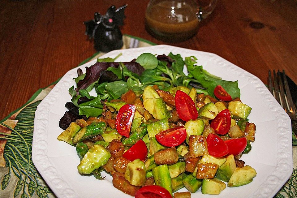 Bratkartoffelsalat mit Avocado und grünem Spargel in Orangen-Balsamico-Dressing