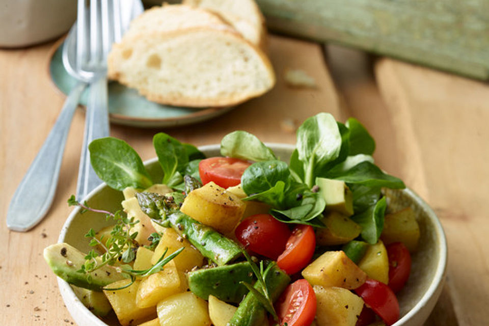 Bratkartoffelsalat mit Avocado und grünem Spargel in Orangen-Balsamico-Dressing