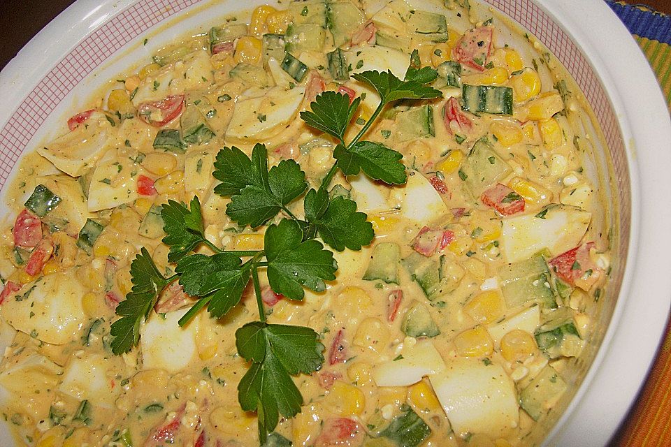 Schlanker Eiersalat mit Gemüse