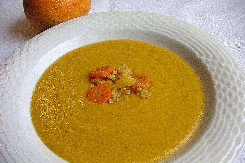 Möhrencremesuppe mit roten Linsen und Orange