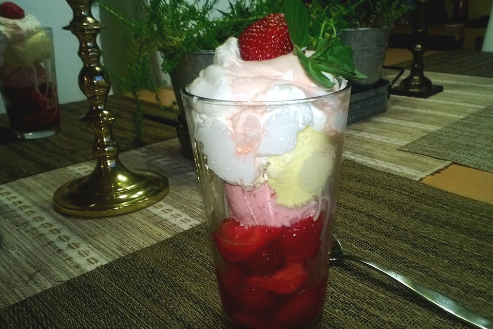 Roros Erdbeer-Eisbecher 'Spezial' Roros Erdbeer-Eisbecher 'Spezial'