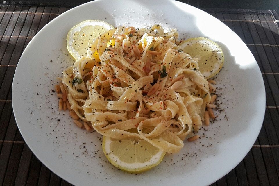 Tagliatelle mit Zitronen-Basilikum-Sauce