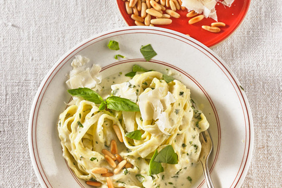 Tagliatelle mit Zitronen-Basilikum-Sauce