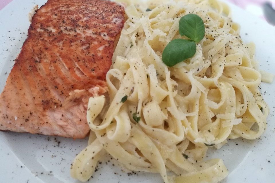 Tagliatelle mit Zitronen-Basilikum-Sauce