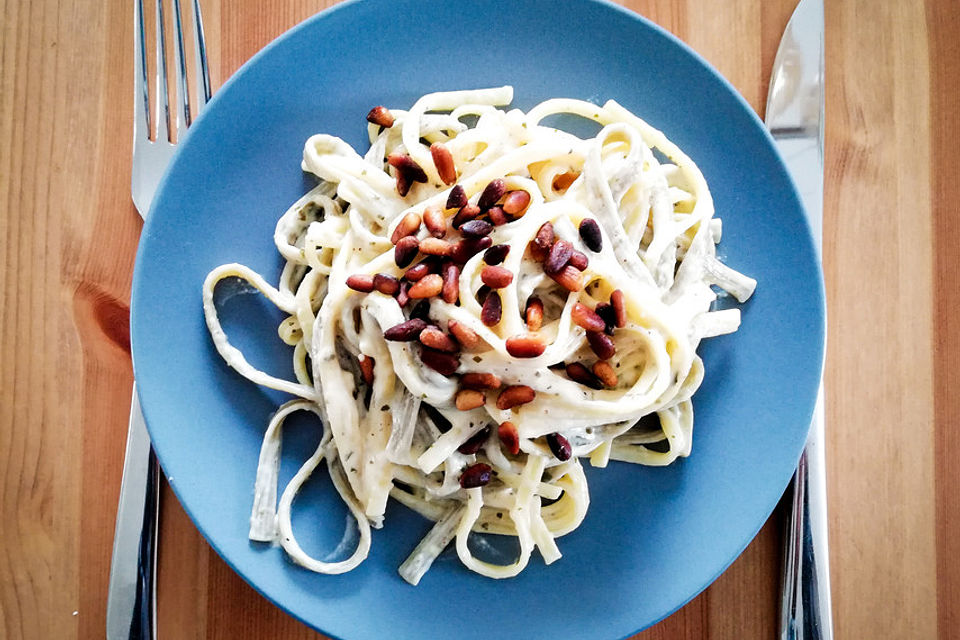 Tagliatelle mit Zitronen-Basilikum-Sauce