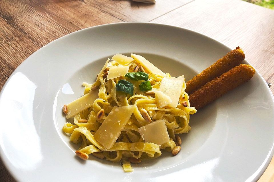 Tagliatelle mit Zitronen-Basilikum-Sauce