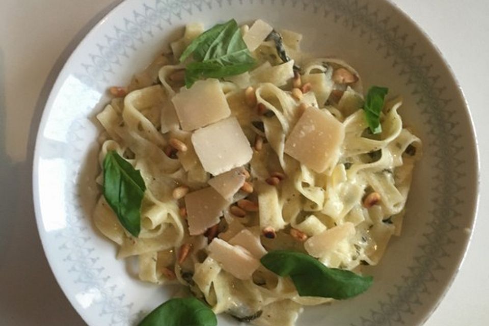 Tagliatelle mit Zitronen-Basilikum-Sauce