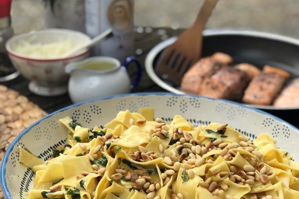 Tagliatelle mit Zitronen-Basilikum-Sauce