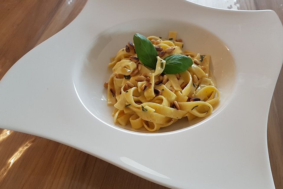 Tagliatelle mit Zitronen-Basilikum-Sauce