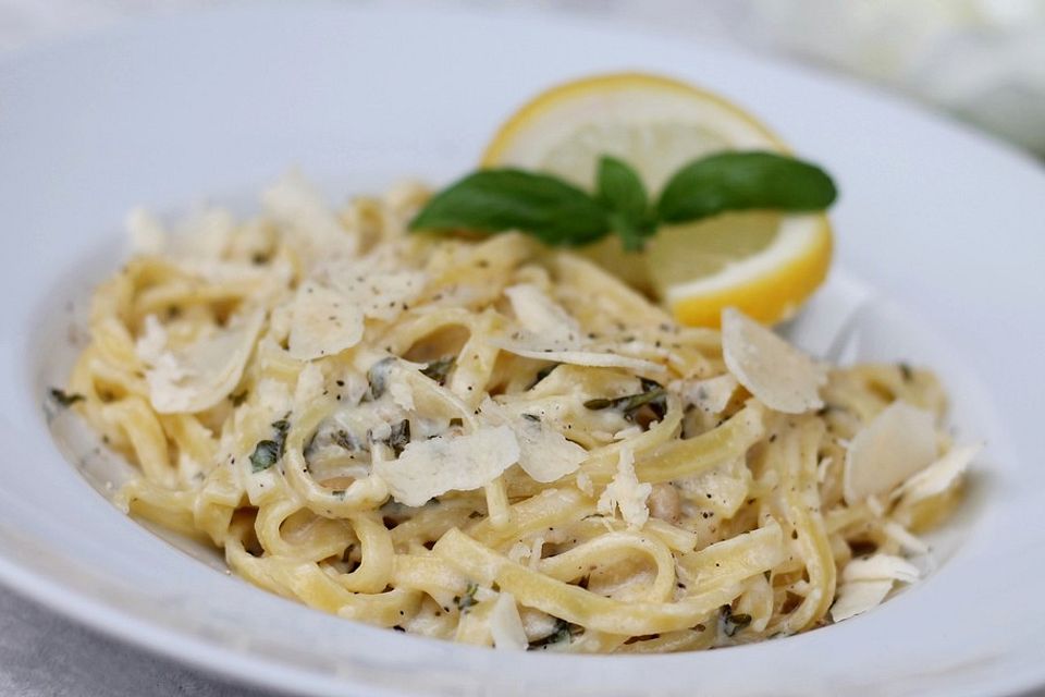 Tagliatelle mit Zitronen-Basilikum-Sauce