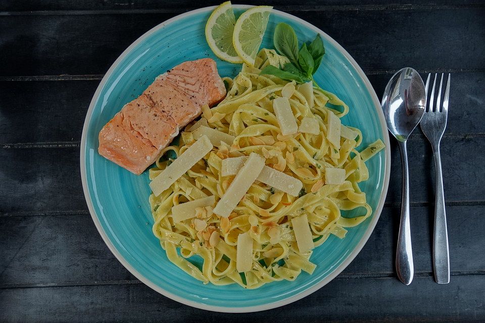 Tagliatelle mit Zitronen-Basilikum-Sauce