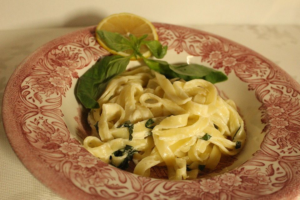 Tagliatelle mit Zitronen-Basilikum-Sauce