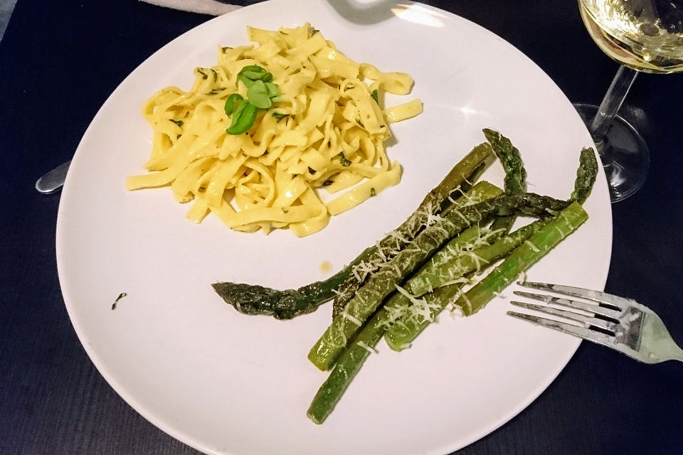 Tagliatelle mit Zitronen-Basilikum-Sauce