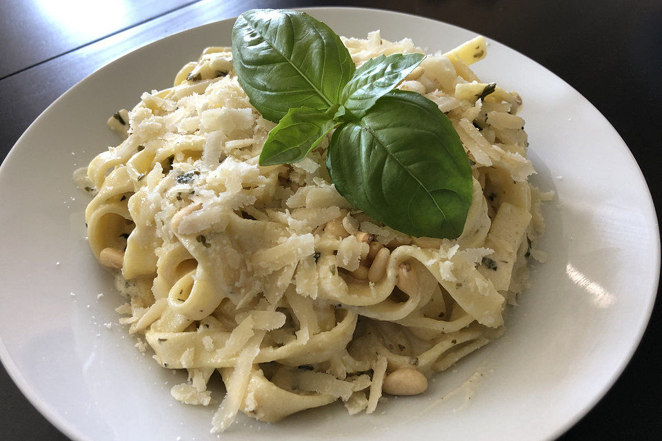 Tagliatelle mit Zitronen-Basilikum-Sauce