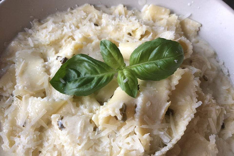 Tagliatelle mit Zitronen-Basilikum-Sauce