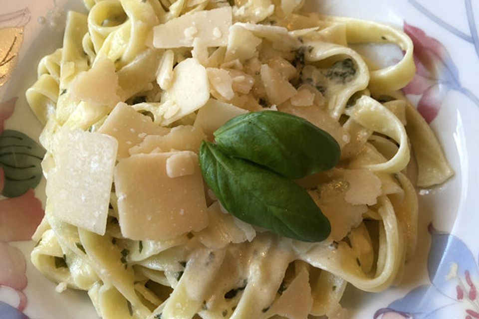 Tagliatelle mit Zitronen-Basilikum-Sauce