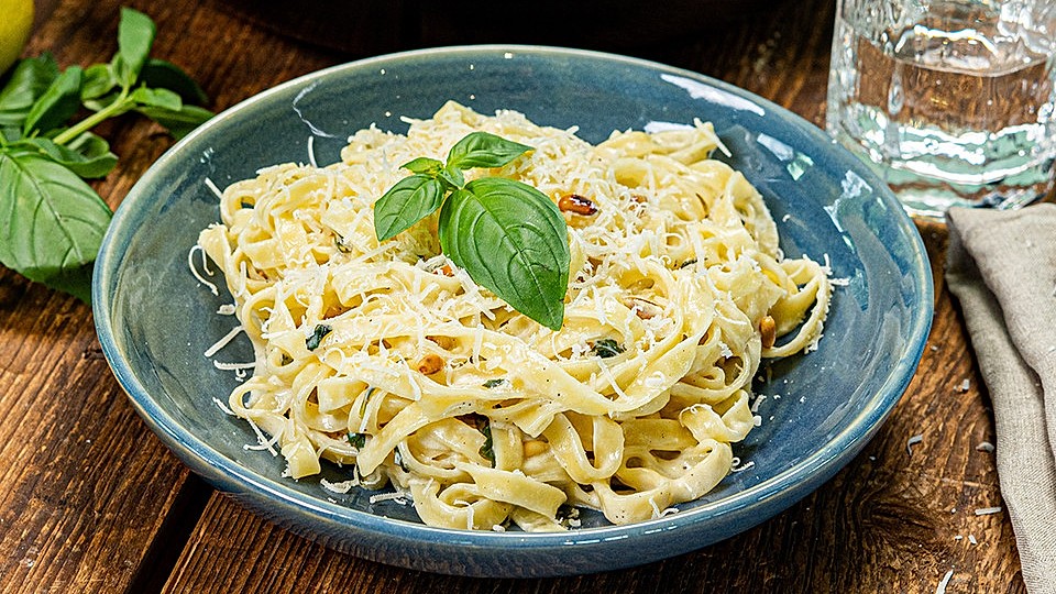 Tagliatelle-mit-Zitronen-Basilikum-Sauce