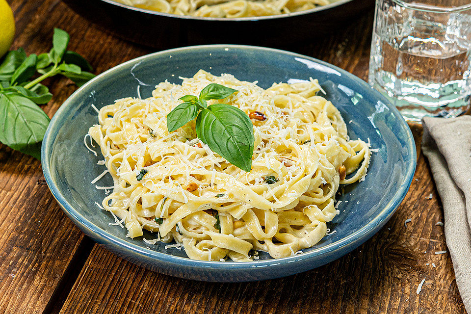 Tagliatelle mit Zitronen-Basilikum-Sauce