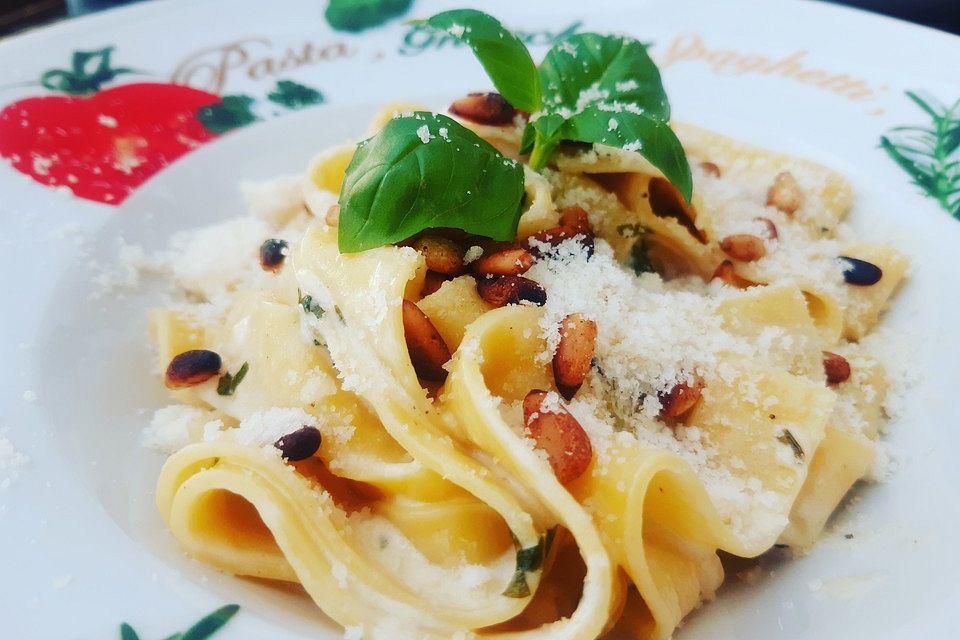 Tagliatelle mit Zitronen-Basilikum-Sauce