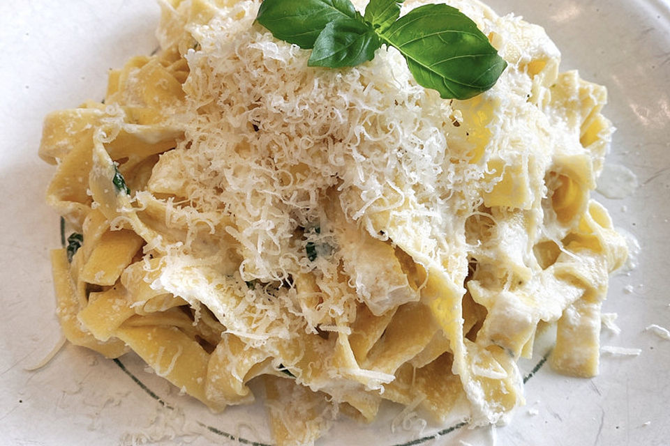 Tagliatelle mit Zitronen-Basilikum-Sauce