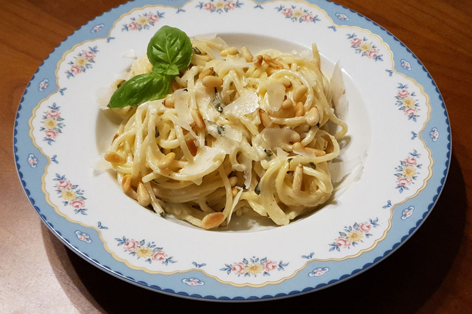 Tagliatelle mit Zitronen-Basilikum-Sauce